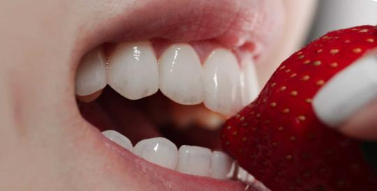 牙貼片咬草莓